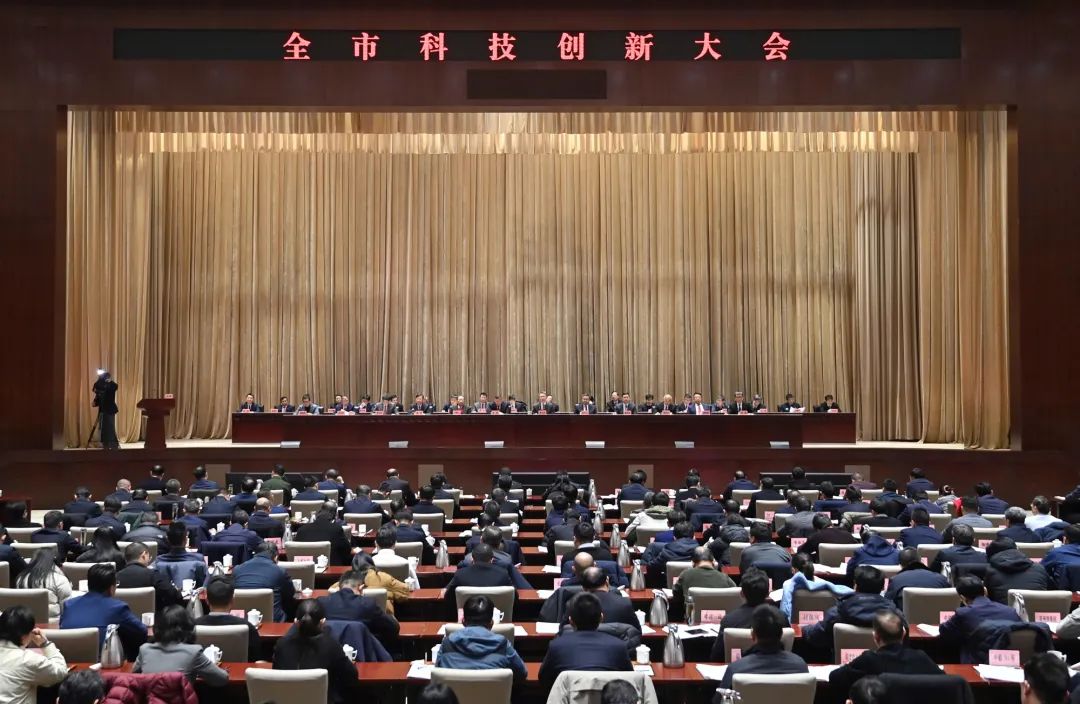 黄立加入全市科技立异大会并受聘“武汉科技咨询委员会委员”